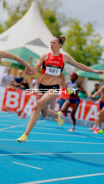 Schweizer Staffel (#32x) beim 4x100m-Wechsel im Michael-Hoffmann-Stadion Mannheim