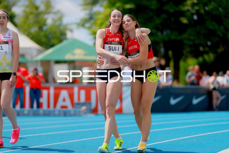 Timea Rankl und Xenia Buri (Schweiz) feiern gemeinsam nach dem Rennen