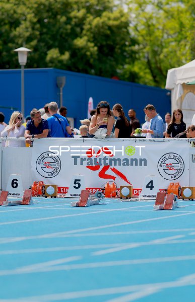 Startblöcke und Zuschauer beim Leichtathletik-Meeting in Mannheim