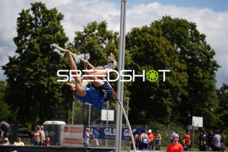 Stabhochsprung-Athlet beim Wettkampf im Michael-Hoffmann-Stadion Mannheim