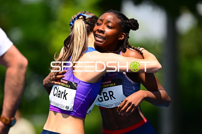 Emma Clark und eine GBR-Athletin umarmen sich nach dem Wettkampf in Mannheim