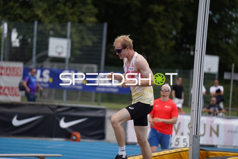 Hochspringer beim Anlauf im Michael-Hoffmann-Stadion Mannheim