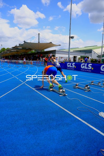 Startblock-Moment beim 400m-Hürdenlauf im Michael-Hoffmann-Stadion Mannheim