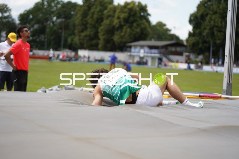 Nikolas Tietze (SV Halle) nach dem Stabhochsprung auf der Matte