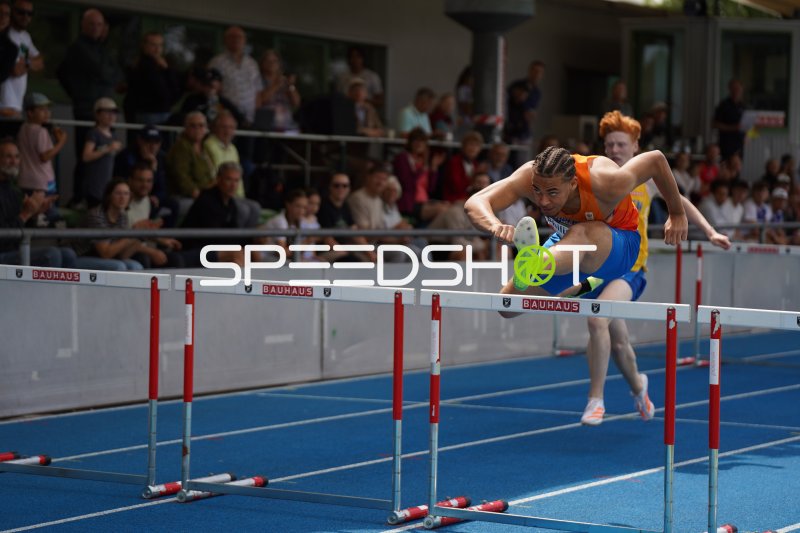 Athlet beim 400m-Hürdenlauf im Michael-Hoffmann-Stadion Mannheim