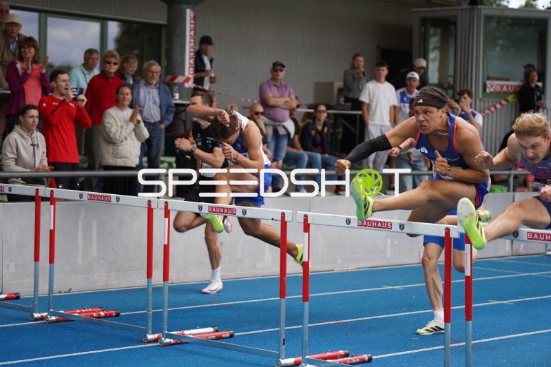 Toby Wright beim 110m-Hürdenlauf im Michael-Hoffmann-Stadion Mannheim