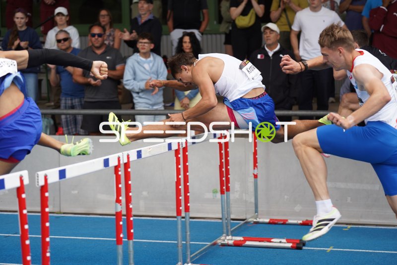 Hürdenläufer beim 110m-Hürden im Michael-Hoffmann-Stadion Mannheim