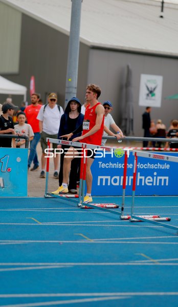 Marc Leonard Hildebrand beim 110m-Hürdenlauf im Michael-Hoffmann-Stadion Mannheim