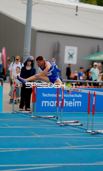 Hürdenläufer beim 400m-Hürdenlauf im Michael-Hoffmann-Stadion Mannheim