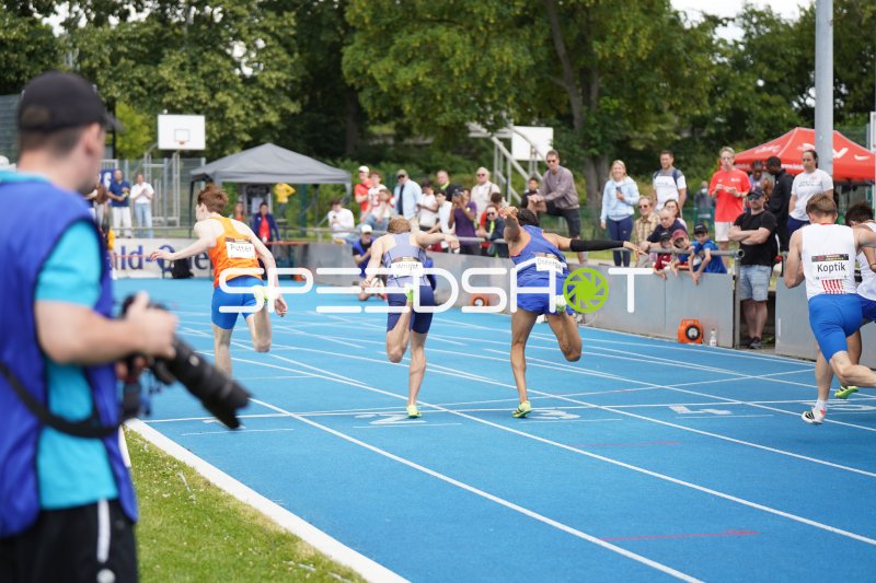 Jim Putter, Toby Wright und Lukáš Koptík im 110m-Hürden-Wettkampf in Mannheim