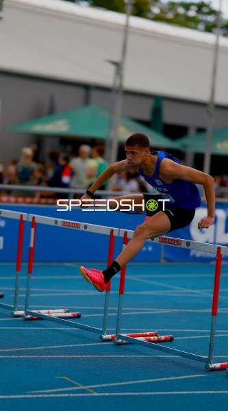 Adolfo Alvarez beim 110m-Hürdenlauf im Michael-Hoffmann-Stadion Mannheim