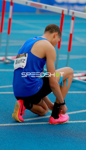 Adolfo Alvarez (#290) bereitet sich auf den Hürdenlauf vor