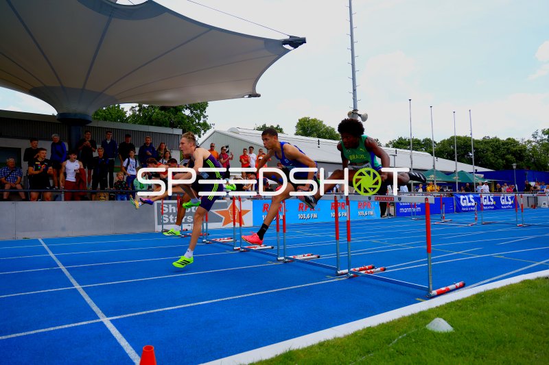 Adolfo Alvarez und Jayden Parkin beim 110m-Hürdenlauf in Mannheim