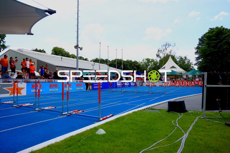 Hürdenläufer beim 110m-Hürdenlauf im Michael-Hoffmann-Stadion Mannheim