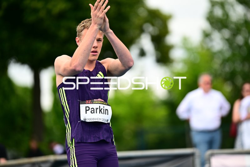 Jayden Parkin (#360) applaudiert bei der 32. Junioren-Gala in Mannheim