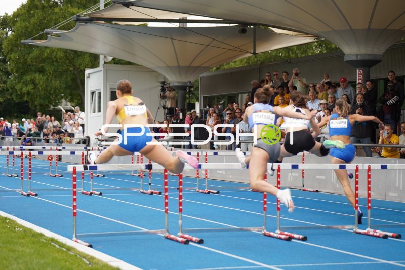 Hürdenläuferinnen beim 10H/40H-Rennen im Michael-Hoffmann-Stadion Mannheim