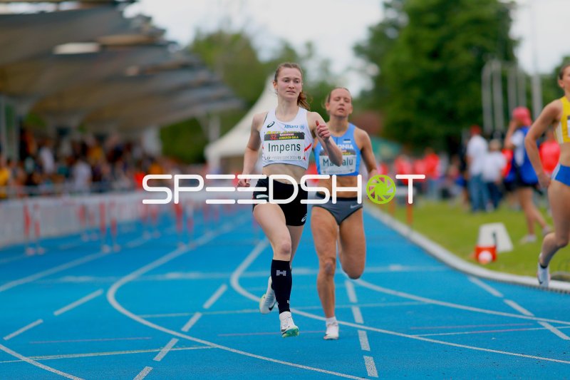 Ellemieke Maenhoudt (Belgien) führt beim Lauf im Michael-Hoffmann-Stadion Mannheim