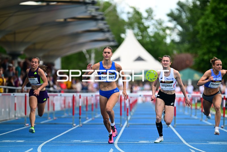 Kurzawa Shira (#32) führt 100m-Hürden-Rennen in Mannheim