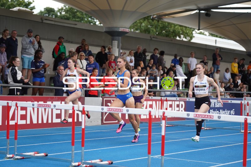 Megan Nieman und Shira Kurzawa beim 400m-Hürdenlauf in Mannheim