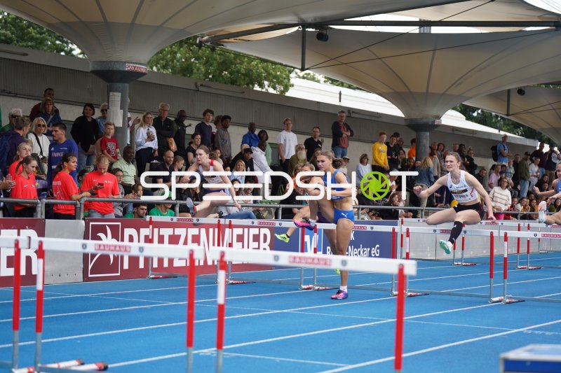 Shira Kurzawa beim Hürdenlauf im Michael-Hoffmann-Stadion Mannheim
