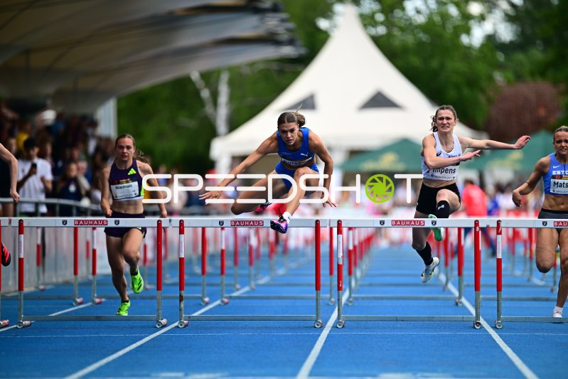 Kurzawa Shira und Megan Nieman im 400m-Hürdenlauf in Mannheim
