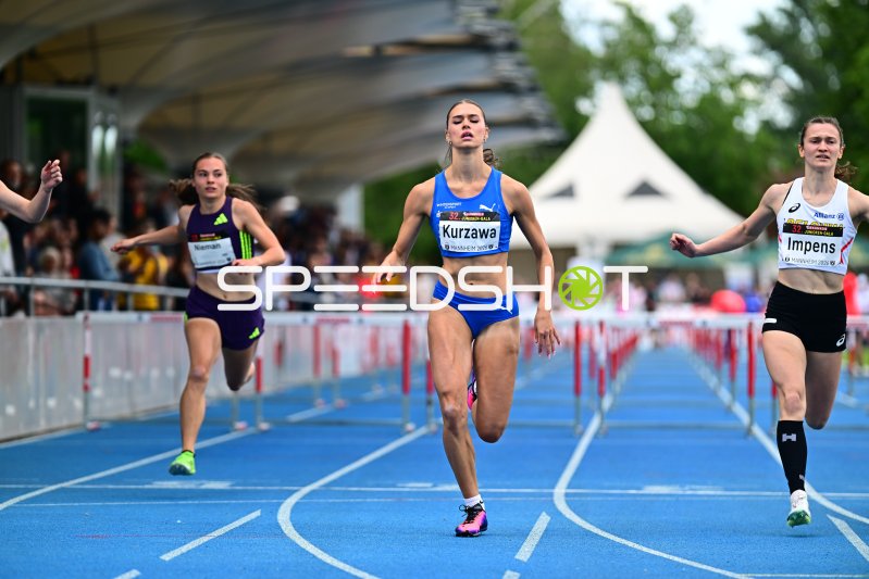 Kurzawa Shira und Megan Nieman im Hürdenfinish bei der 32. Juniorengala Mannheim