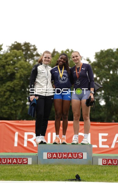 Siegerehrung mit drei Athletinnen auf dem Podium in Mannheim
