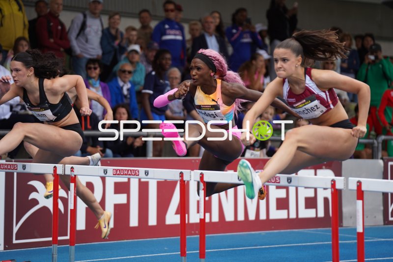 Sereina Liem, Jil Sanchez und weitere Athletinnen beim Hürdenlauf in Mannheim