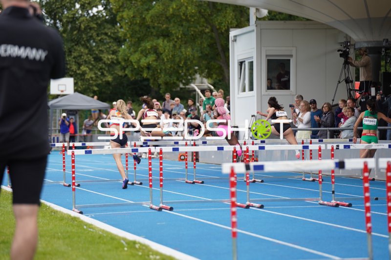 Laura Frličková und Madalena Sampaio beim 400m-Hürdenlauf in Mannheim