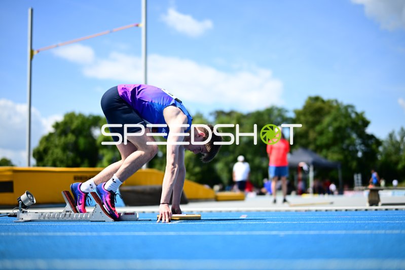 Athlet in den Startblöcken beim Sprint im Michael-Hoffmann-Stadion Mannheim