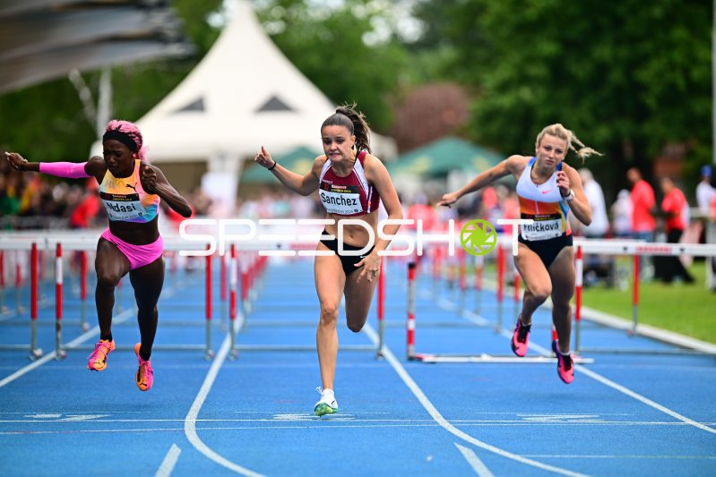Jil Sanchez vor Laura Frličková und Ndasi Daryl im Hürdensprint