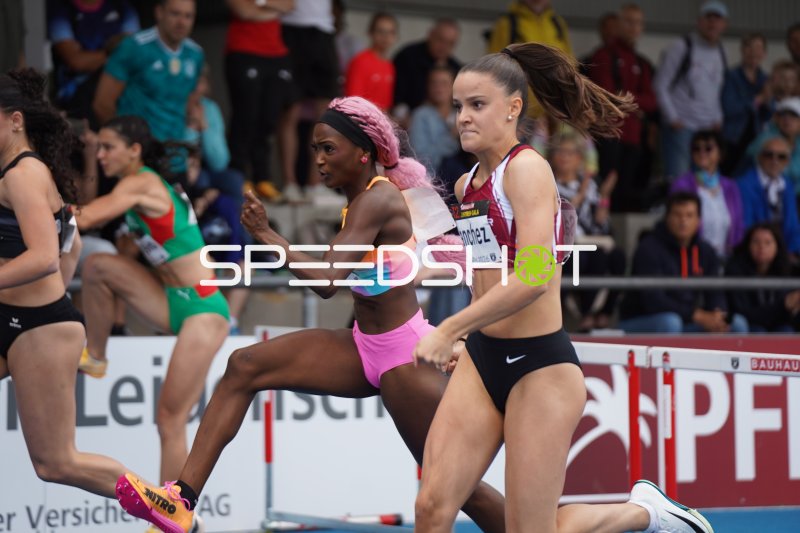 Jil Sanchez und Ndasi Daryl beim Hürdenlauf im Michael-Hoffmann-Stadion Mannheim