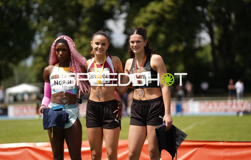 Jil Sanchez, Sereina Liem und Ndasi Daryl bei der Siegerehrung in Mannheim