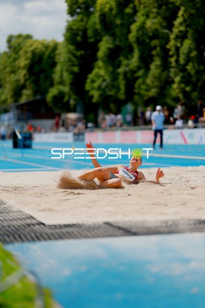Marta Lindberga (Latvia) landet im Sandkasten beim Weitsprung in Mannheim