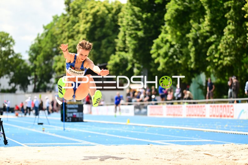 Dominika Svanová (#352) beim Weitsprung in Mannheim