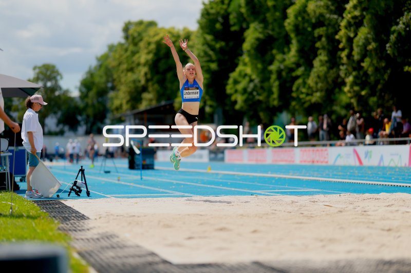Maja Lindenmaier beim Weitsprung im Michael-Hoffmann-Stadion Mannheim