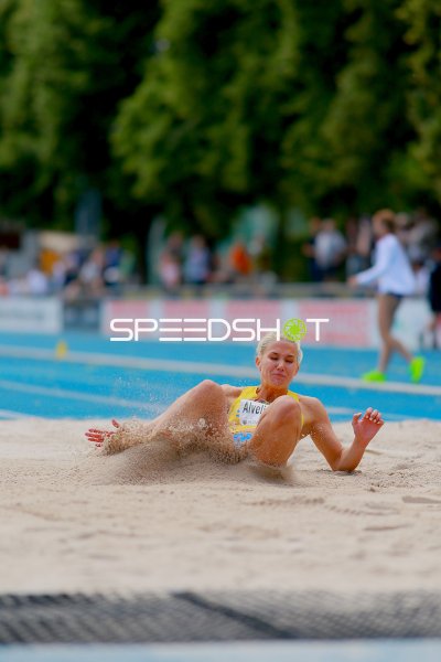 Ella Alvelin MALM bei der Weitsprung-Landung im Sand