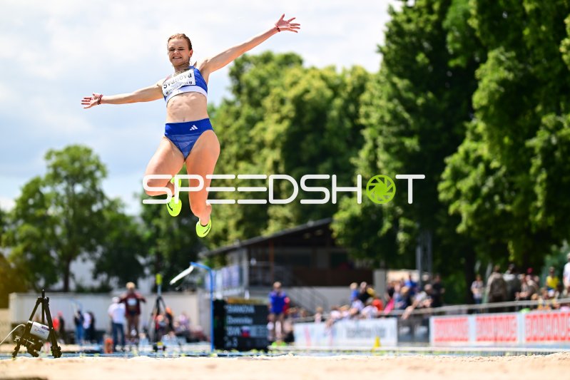 Dominika Svanová beim Weitsprung im Michael-Hoffmann-Stadion Mannheim
