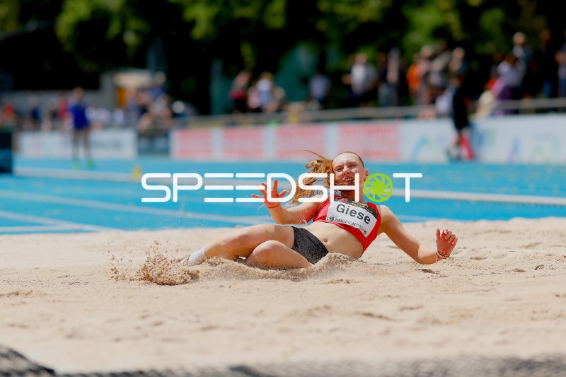 Amelie Giese (#46) landet im Sand beim Weitsprung in Mannheim