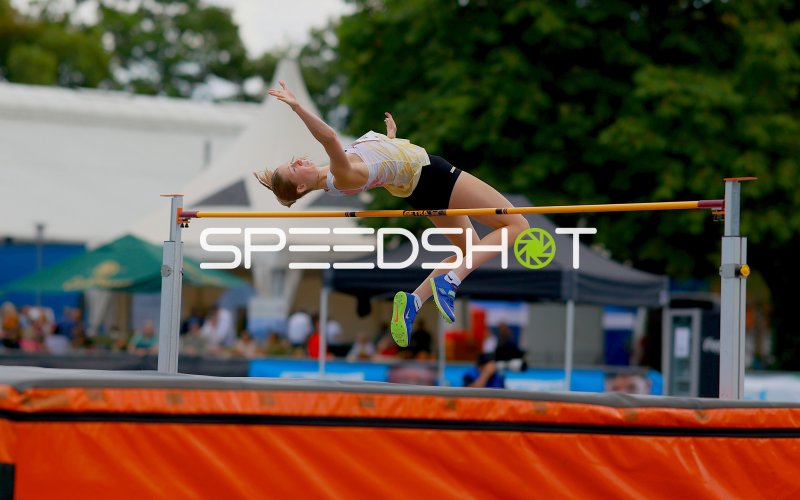 Hochsprung-Athletin beim Fosbury-Flop im Michael-Hoffmann-Stadion Mannheim