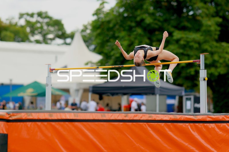Hochsprung-Athletin überquert die Latte im Fosbury-Flop