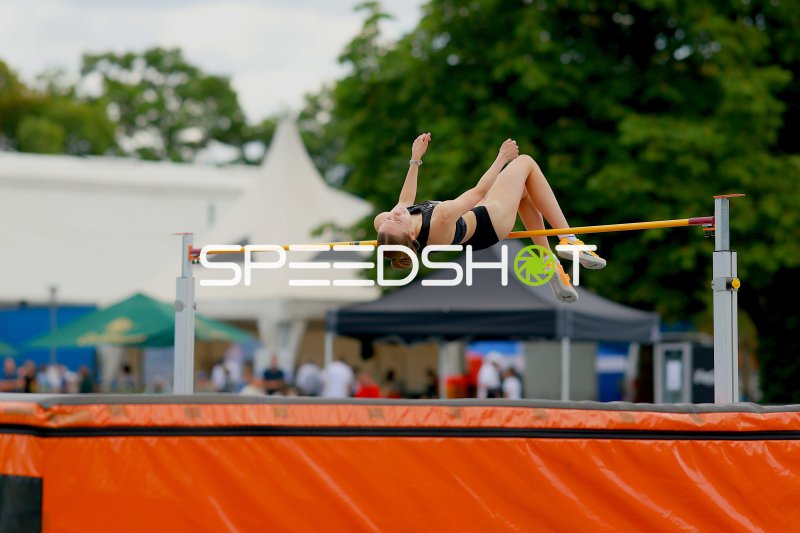 Hochsprung-Athletin überquert die Latte im Fosbury-Flop