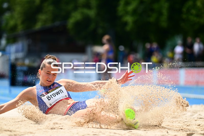 Thea Brown (#183) landet im Sandkasten beim Weitsprung in Mannheim