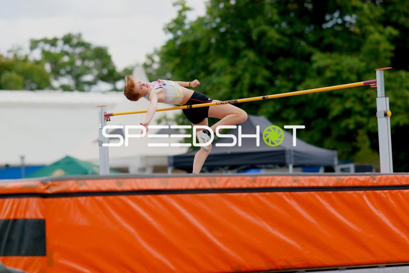Hochsprung-Athletin beim Fosbury-Flop im Michael-Hoffmann-Stadion Mannheim
