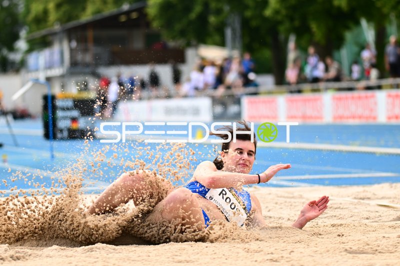 Berenike Roos beim Weitsprung im Michael-Hoffmann-Stadion Mannheim