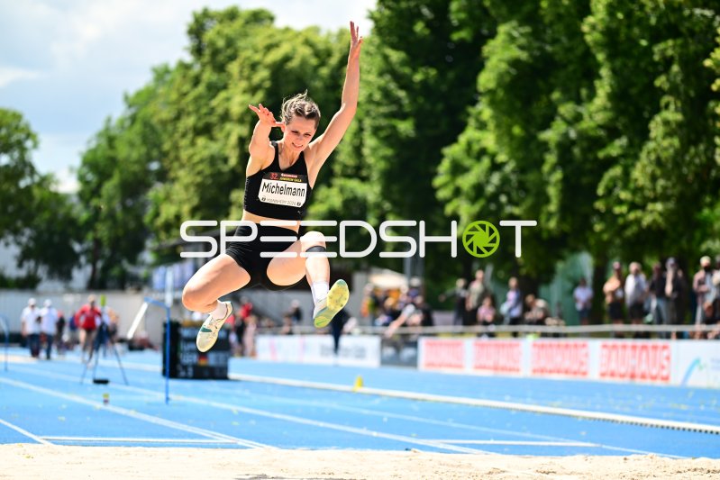 Lynn Michelmann (#384) beim Weitsprung in Mannheim