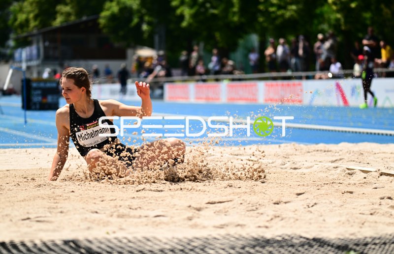 Lynn Michelmann (#384) bei der Weitsprung-Landung in Mannheim