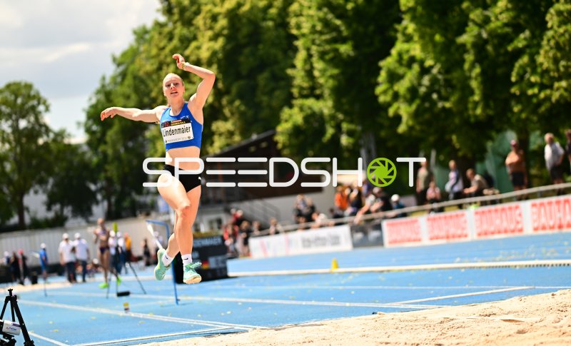 Maja Lindenmaier beim Weitsprung im Michael-Hoffmann-Stadion Mannheim