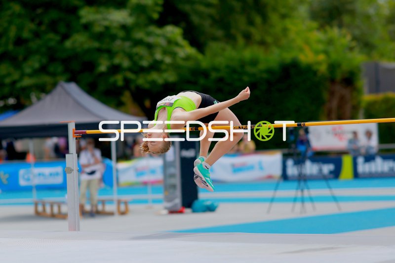 Hochsprung-Athletin überquert die Latte im Fosbury-Flop