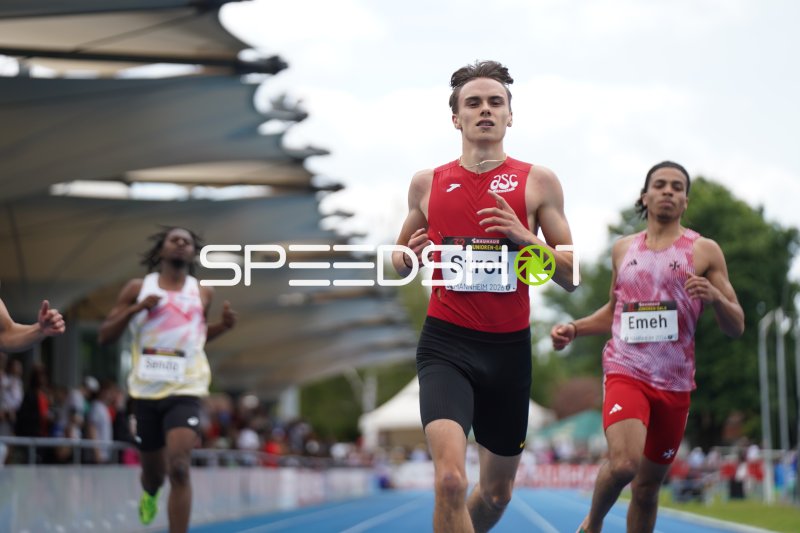 Philip Stroh (#51) führt beim 200m-Lauf der 32. Bauhaus Junioren-Gala Mannheim